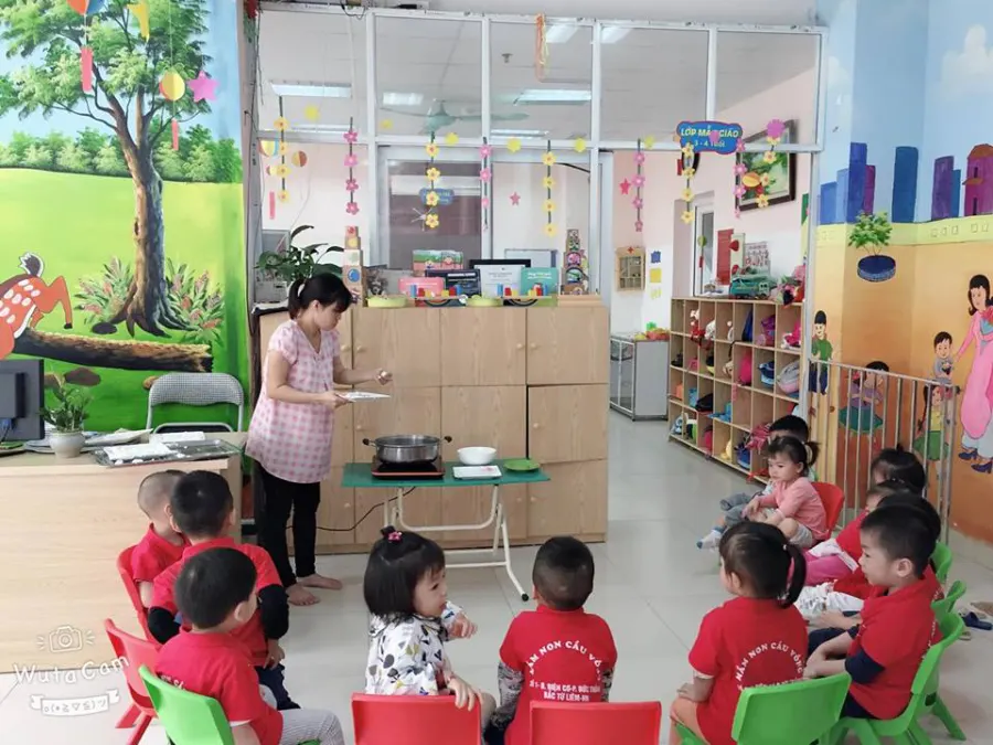 Tường mầm non Lớp học Cầu Vồng