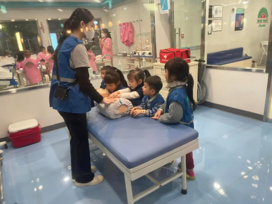 Mầm Non Những Người Bạn Nhỏ ( Little Friends Montessori )