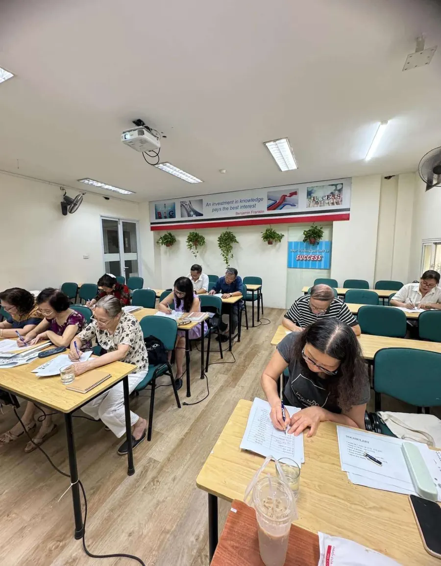 Câu lạc bộ Tiếng Anh Tuổi Trung Niên E-Room