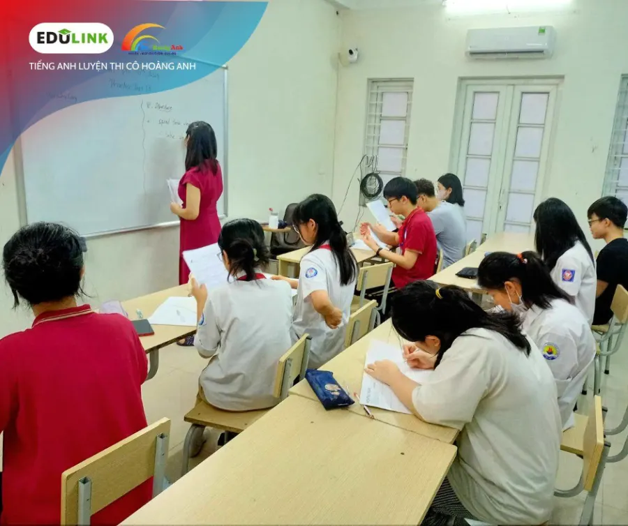 Lớp Tiếng Anh Luyện Thi Cô Hoàng Anh - Cơ sở 11