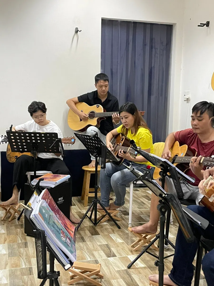 Lớp Đàn Thuận Guitar