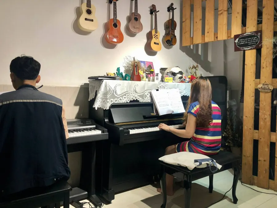 Lớp Dạy đàn Nguyên’s Music Room