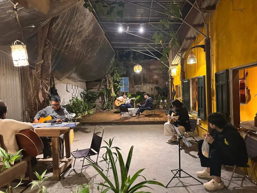 Lớp Guitar & Ukulele PHỦI