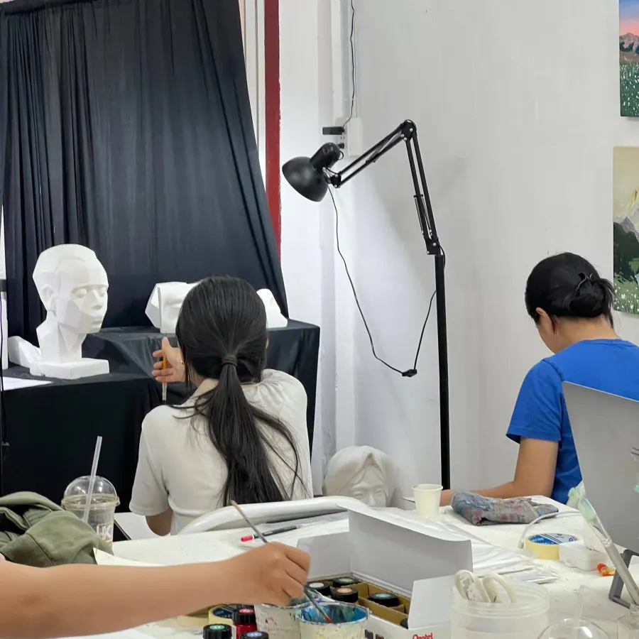 Lớp luyện thi vẽ Chì Studio