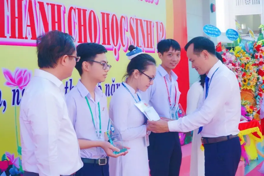 Trường THPT Chuyên Hoàng Lê Kha