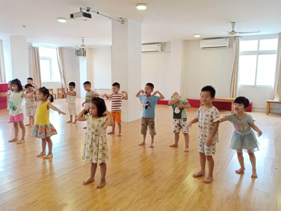 Trường mầm non BEEs' Tiny College- Mai Hắc Đế
