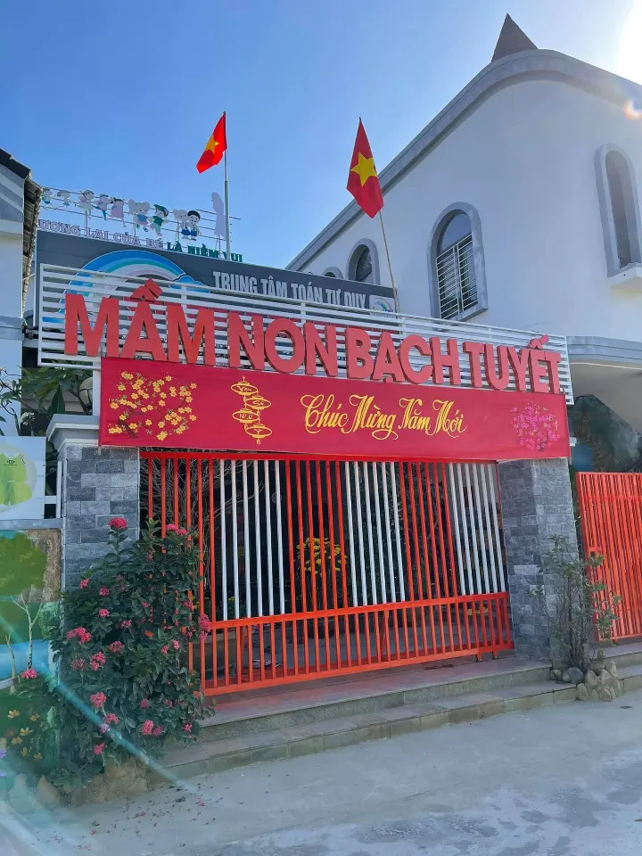 Mầm Non Bạch Tuyết - Vạn Phú